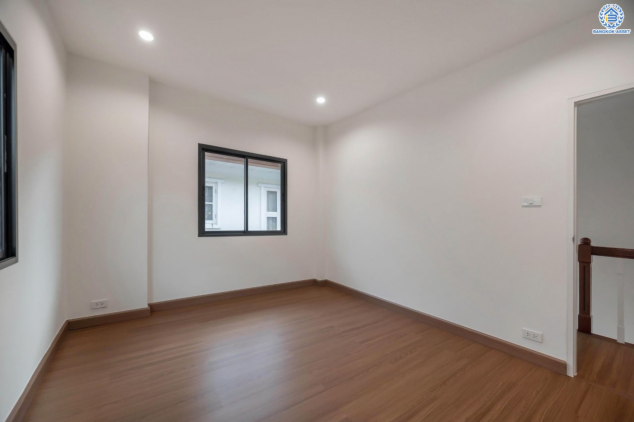 บ้านมือสองตกแต่งใหม่ โครงการ ธารา ราชพฤกษ์-ปิ่นเกล้า บ้านสวย พร้อมอยู่ เนื้อที่ 58.7 ตร.ว. ฟังก์ชัน 3 ห้องนอน 3 ห้องน้ำ จอดรถได้ 2 คัน บนทำเลเชื่อมต่อถนนกาญจนาภิเษก ใกล้รถไฟฟ้าสายสีแดง "สถานีตลิ่งชัน" และจุดขึ้นทางด่วน "ศรีรัช" รายล้อมด้วยสิ่งอำนวยความสะดวกครบครัน